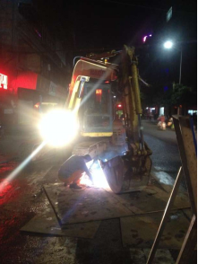 水司、交警等多方通力協作  快速處置忠孝街自來水爆管搶修