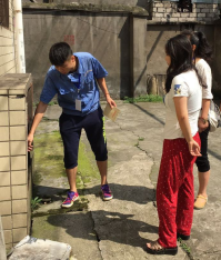 營(yíng)銷部進(jìn)社區(qū)開(kāi)展 “扶貧救助獻(xiàn)愛(ài)心 便民服務(wù)為群眾”活動(dòng)