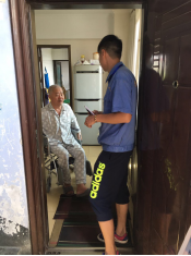 營(yíng)銷部進(jìn)社區(qū)開(kāi)展 “扶貧救助獻(xiàn)愛(ài)心 便民服務(wù)為群眾”活動(dòng)