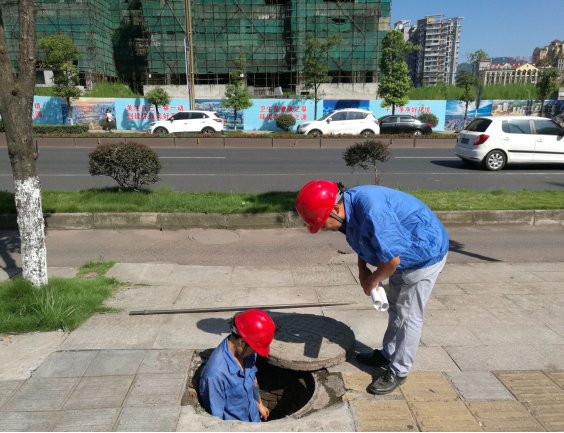 頂著烈日 冒著酷暑  對臨港轄區管線進行巡查