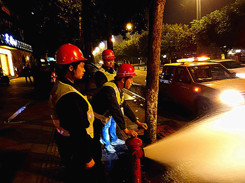 連夜奮戰沖洗管網 保障市民用水安全