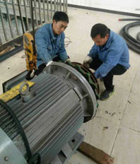 不辭辛勞  清明節加班維修供水機組