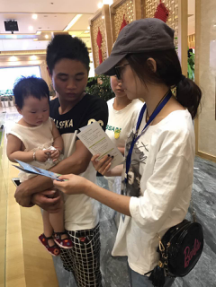 營銷部抄收組到交房現場開展繳費渠道便民宣傳