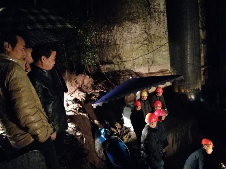 連夜施工戰猶酣 風雨兼程保供水