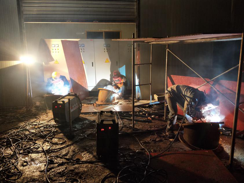 連夜施工戰猶酣 風雨兼程保供水