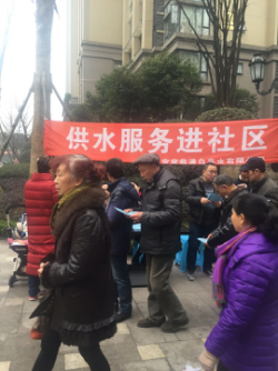 臨港公司進社區(qū)  熱情宣傳為群眾