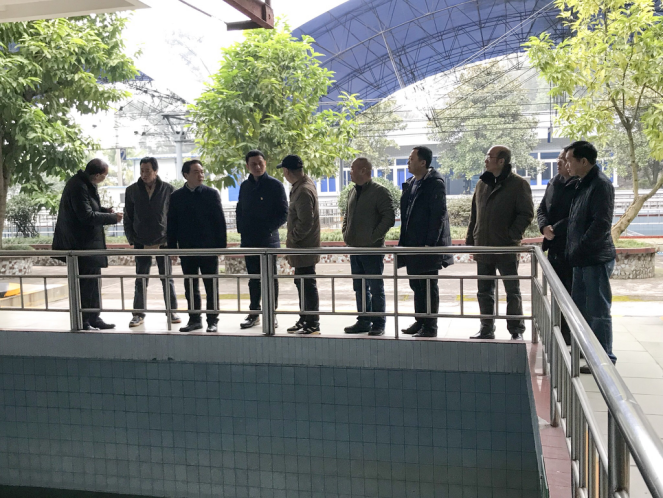 市水務局局長董大華一行到一水廠對一線員工進行春節慰問