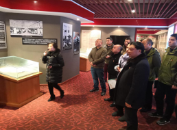 忠誠擔(dān)當(dāng)扛肩上，廉潔奉獻記心上