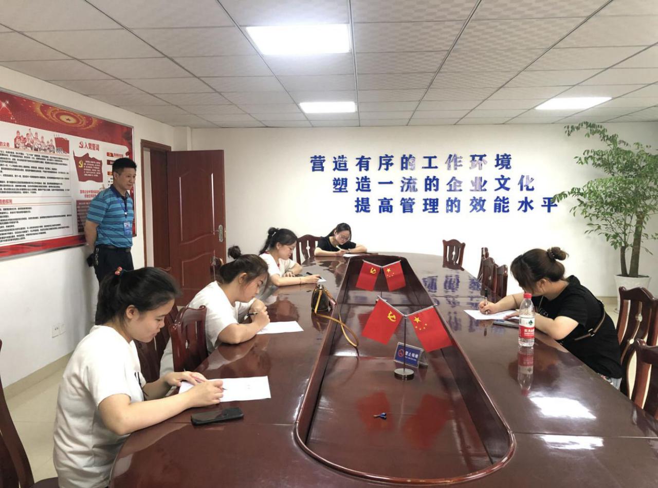 你我手牽手，爭(zhēng)做文明星