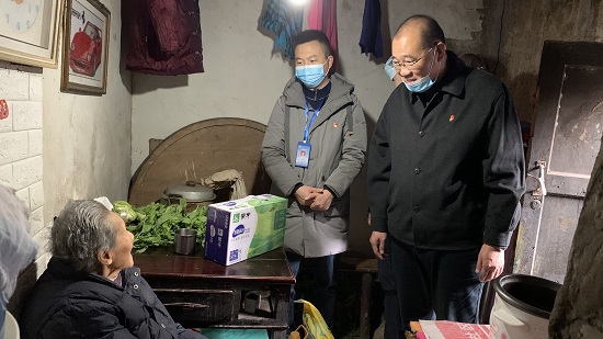 集團公司慰問“雙包雙?！鄙鐓^困難群眾