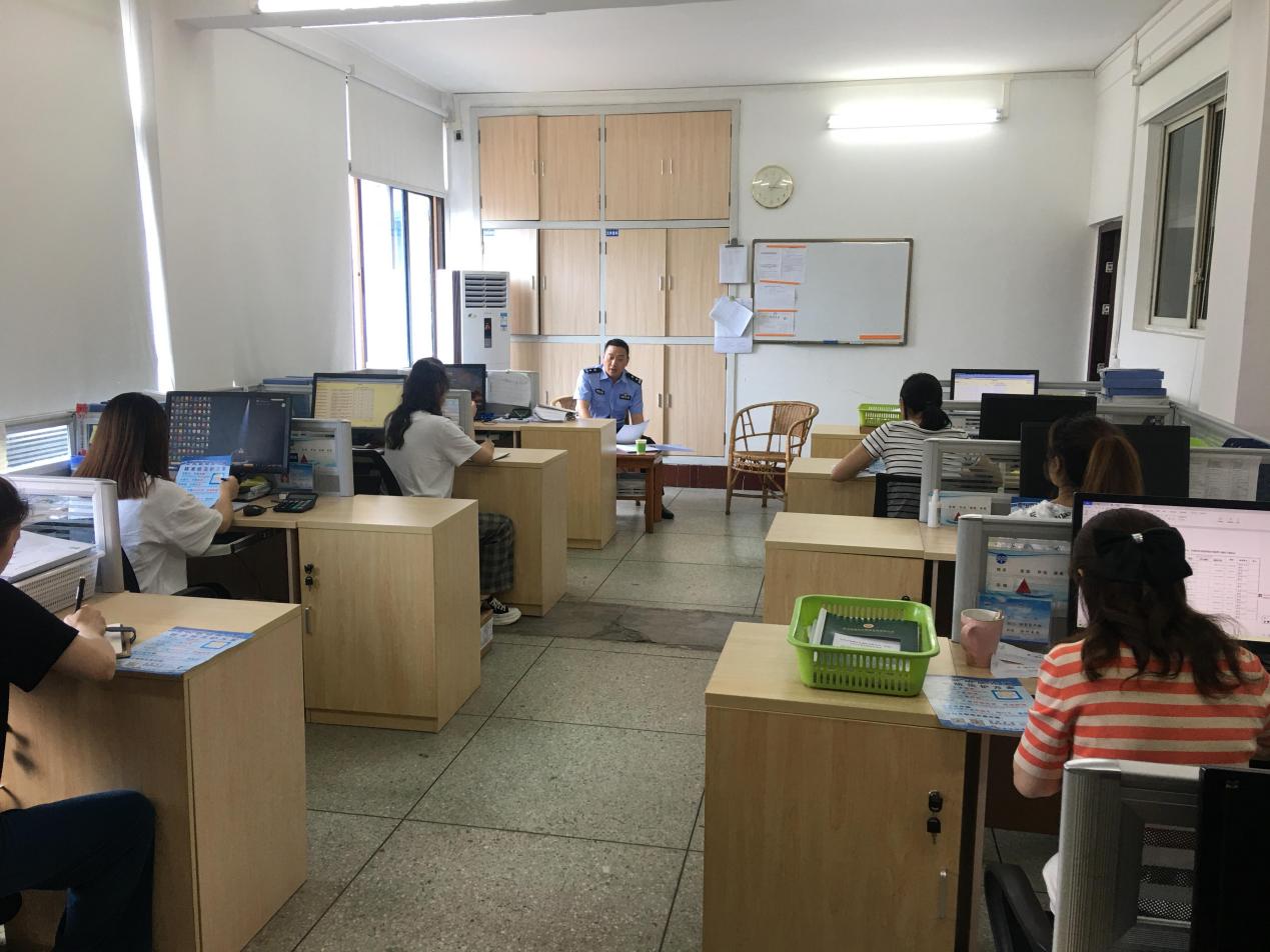 敘州區長江大道派出所民警到我司財務資產部開展全民反詐騙知識宣傳活動