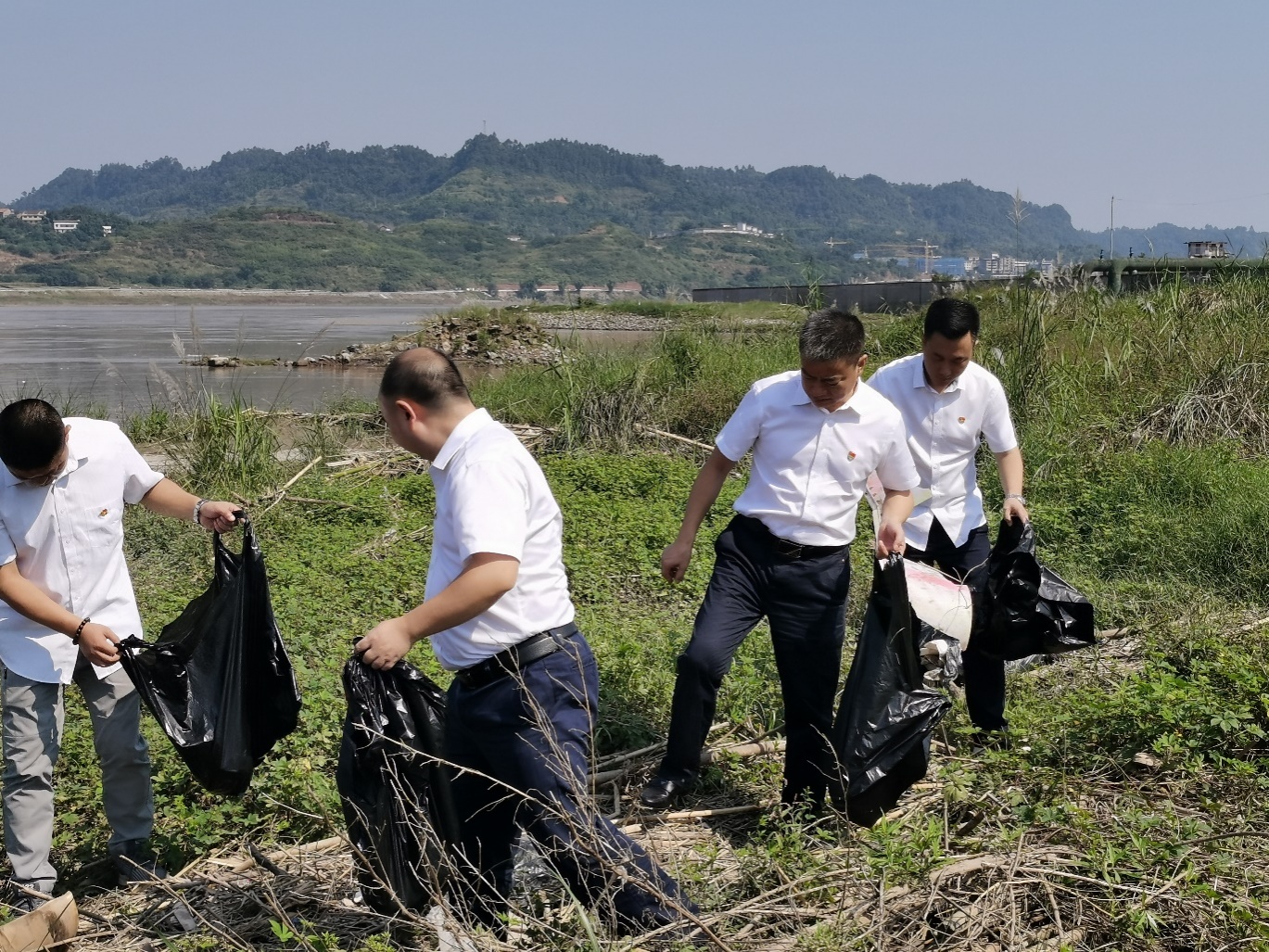 “保護母親河”志愿服務菜壩水廠支部聯合公司二支部開展主題黨日活動