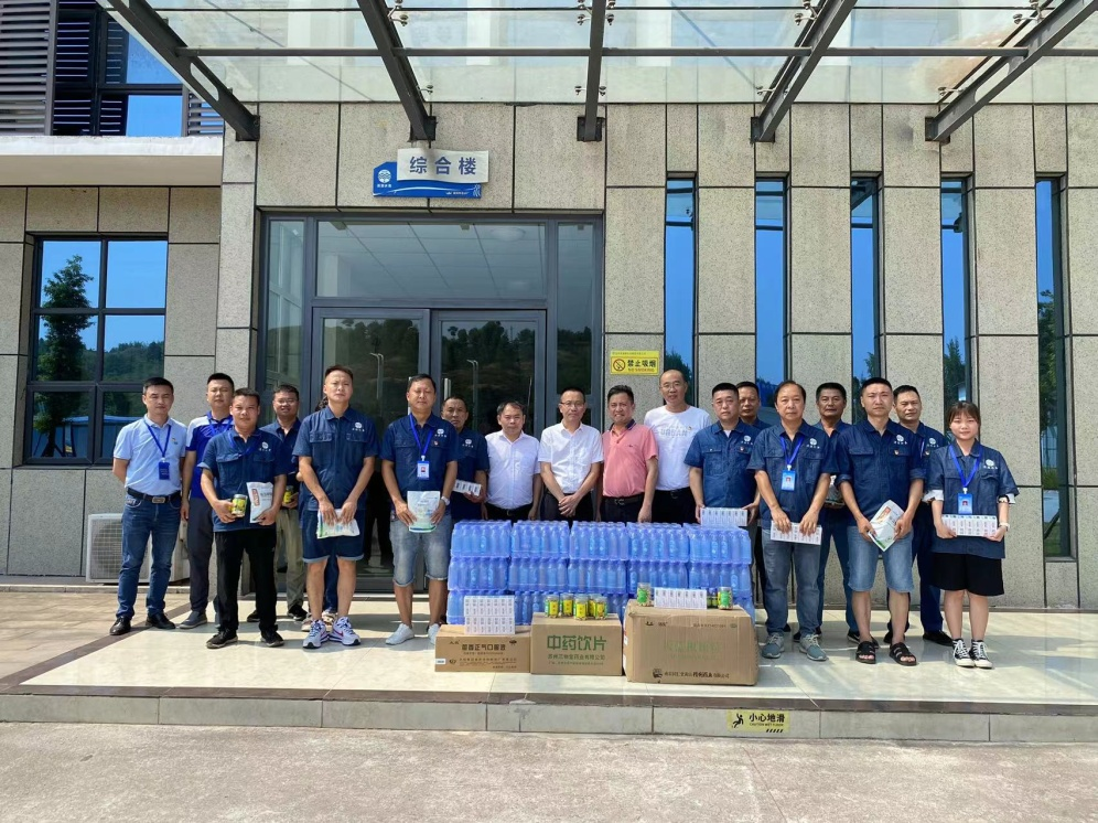 公服集團黨委書記、董事長楊中才一行到清源水務(wù)公司開展“夏送清涼”慰問活動
