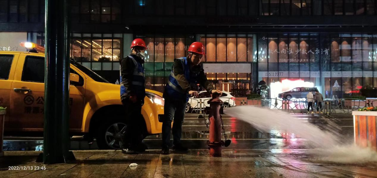 寒冬“夜行人” 護(hù)航“生命線(xiàn)”